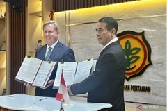 Indonesian Agriculture Minister Andi Amran Sulaiman (right) and New Zealand Minister of Agriculture, Forestry, Trade, and Investment Todd McClay pose for a photo after signing a memorandum of understanding on agricultural cooperation in Jakarta on August 7. (Photo: en.antaranews.com)