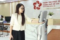 A robot guides citizens to the appropriate service areas based on their administrative needs. (Photo: VNA)