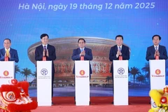 Prime Minister Pham Minh Chinh (C) and officials press the buttons to inaugurate, commence, or technically open 234 key projects and works across the country on December 19. (Photo: VNA)