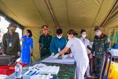Medical personnel and specialists complete documentation and preserve DNA samples in accordance with established procedures. (Photo: VNA)