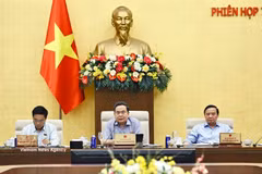 NA Chairman Tran Thanh Man (centre) and NA Vice Chairmen Nguyen Khac Dinh (R) and Nguyen Doan Anh at the NA Standing Committee's fourth session. (Photo: VNA)