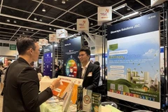 Trinh Cong Qui, founder of the BioWraps project, introduces the company’s products to customers. (Photo: VNA)