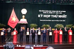 National Assembly Vice Chairman Nguyen Duc Hai (sixth from left) and Ho Chi Minh City leaders present certificates recognising members of the 11th-term municipal People’s Council for the 2026–2031 term. (Photo: VNA)