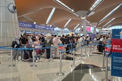 Passengers line up for check-in procedures at Kuala Lumpur International Airport (Photo: VNA)