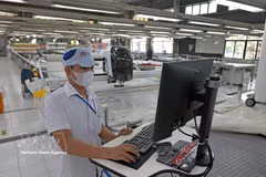 Garment exports contribute importantly to growth. (Photo: VNA) 