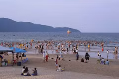 Da Nang beach attracts a large number of visitors (Photo: VNA)