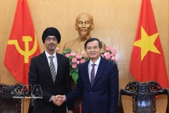 Politburo member and President of the Ho Chi Minh National Academy of Politics Doan Minh Huan (R) receives Singaporean Ambassador to Vietnam Rajpal Singh. (Photo: VNA)