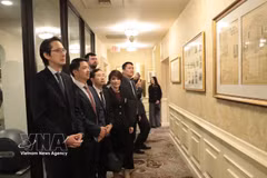 Ambassador Do Hung Viet (left) and other members of the delegation learn about archival materials and documents related to President Ho Chi Minh at the Omni Parker House in Boston. (Photo: VNA)