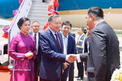 Party General Secretary and State President To Lam and his spouse are welcomed at Udon Thani International Airport on May 27 afternoon. (Photo: VNA)