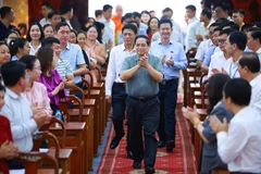 Prime Minister Pham Minh Chinh meets with Can Tho voters (Photo: VNA)