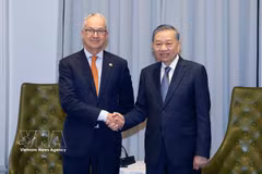 General Secretary of the Central Committee of the Communist Party of Vietnam (CPV) and President To Lam (R) receives Nicholas Moore, Australia’s Special Envoy for Southeast Asia, in Sydney on August 10. (Photo: VNA)