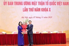 Politburo member and standing member of the Party Central Committee’s Secretariat Tran Cam Tu (R) congratulates Bui Thi Minh Hoai on being elected to the new post. (Photo: VNA) 
