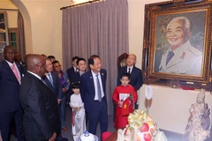 South African President Matamela Cyril Ramaphosa visits the family of General Vo Nguyen Giap. (Photo: VNA)