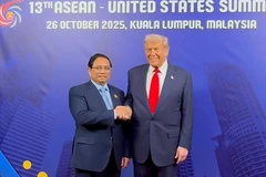 Prime Minister Pham Minh Chinh (left) has a brief meeting with US President Donald Trump (Photo: VNA)