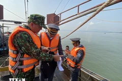 Border guards disseminate legal regulations on combating IUU fishing to vessel owners. (Photo: VNA)