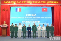 Delegates attending the opening ceremony of the Combat First Aid Level 1 Training Course pose for a photo. (Photo: qdnd.vn)