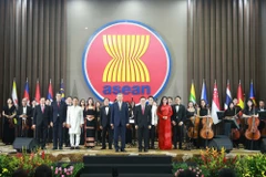 Vietnamese Party General Secretary To Lam (L, 1st row) and ASEAN Secretary-General Kao Kim Hourn on March 10, 2025 pose for a photo with the performing arts troupe at a ceremony marking the 30th anniversary of Vietnam’s accession to ASEAN. (Photo: VNA) 