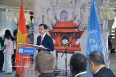 Vietnamese Deputy Minister of Foreign Affairs Ngo Le Van, who is Chairman of the Vietnam National Commission for UNESCO, speaks at the "Dao Hoc" cultural programme in Paris. (Photo: VNA)