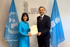 Vietnamese Ambassador to Italy Nguyen Phuong Anh (L) presents her credentials to President of the International Fund for Agricultural Development (IFAD) Alvaro Lario. (Photo: VNA)