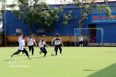 Students play football during a break atthe Hai Xuan Secondary School in Ninh Binh province . (Photo: VNA) 