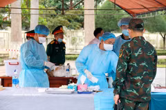 Specialised personnel collect samples from the remains of unidentified fallen soldiers at the Duc Linh commune Martyrs’ Cemetery in Lam Dong province for DNA identification and verification. (Photo: VNA)