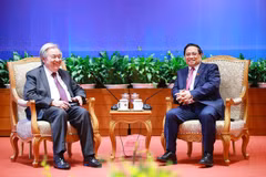 Prime Minister Pham Minh Chinh (R) meets with United Nations Secretary-General Antonio Guterres in Hanoi on October 25. (Photo: VNA)