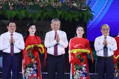 Party General Secretary To Lam (centre) and other delegates cut the ribbon to inaugurate the statue “Uncle Ho visits the homeland” (Photo: VNA)
