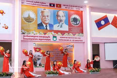 An art performance at the ceremony to commemorate the 136th birth anniversary of President Ho Chi Minh. (Photo: VNA)