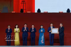Party General Secretary and State President To Lam (first, right) presents the National Assembly’s resolution on the establishment of Dong Nai city to local officials at the ceremony on May 18, 2026. (Photo: VNA) 