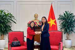 Deputy Minister of Foreign Affairs Nguyen Minh Hang (R) receives US Ambassador to Vietnam Jennifer Wicks. (Photo: Ministry of Foreign Affairs)