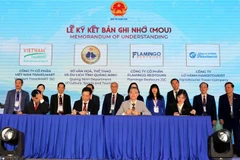 The signing ceremony of the memorandum of understanding on tourism cooperation between Quang Ninh and various enterprises and localities. (Photo: VNA)
