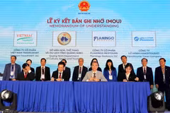 The signing ceremony of the memorandum of understanding on tourism cooperation between Quang Ninh and various enterprises and localities. (Photo: VNA)