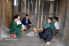 Border guard officers, together with village elders and hamlet leaders, visit Chut people's households in Rao Tre hamlet, Ha Tinh province, to conduct outreach on the upcoming election. (Photo: VNA) 