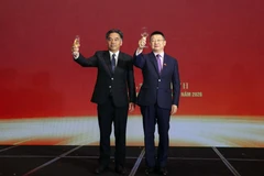 Permanent Vice Chairman of the Ho Chi Minh City People’s Committee Nguyen Loc Ha (L) and Chinese Consul General in Ho Chi Minh City Tang Li congratulate the 76th anniversary of the establishment of Vietnam–China diplomatic relations. (Photo: VNA)