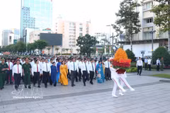 Ho Chi Minh City leaders offer flowers in tribute to President Ho Chi Minh on July 1. (Photo: VNA)