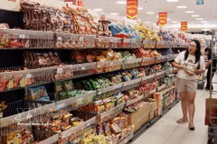 Customers select goods at AEON Long Bien supermarket. (Photo: VNA)