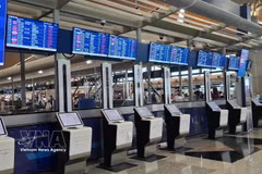 Self-service immigration kiosks for tourists at Kuala Lumpur International Airport. (Illustrative photo: VNA) 