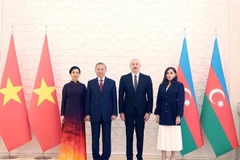 Azerbaijani President Ilham Aliyev (second from right) and his spouse hosts an official welcome ceremony for Party General Secretary To Lam and his spouse (Photo: VNA)