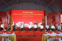 Party General Secretary To Lam (five from left) and other delegates at the ground-breaking ceremony (Photo: VNA)