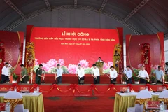 Party General Secretary To Lam (five from left) and other delegates at the ground-breaking ceremony (Photo: VNA)