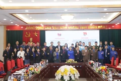 Delegates to the talks between the Youth Union of Vietnam’s Son La province and the Youth Unions of Laos' Oudomxay and Xayabury provinces (Photo: VNA)