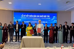 Bussinesses of the two sides sign a memorandum of understanding at the promotion conference held in Yekaterinburg on July 7. (Photo: VNA)