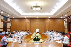 An overview of the working session on improving workforce quality, creating sustainable employment and developing human resources to meet the country's new development requirements. (Photo: VNA)