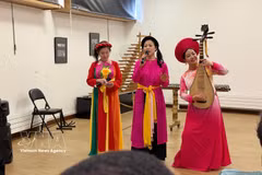 Artists perform the Vietnamese folk song “Trong Com” in a French-language adaptation. (Photo: VNA)