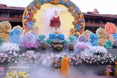 Most Venerable Thich Tri Quang, Supreme Patriarch of the VBS Patronage Council, offers incense before the statue of the Buddha at birth during the Vesak celebration on May 31. (Photo: VNA)
