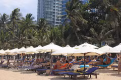 Russian tourists enjoy their time on a beach in Nha Trang, Khanh Hoa province. (Photo: VNA) 