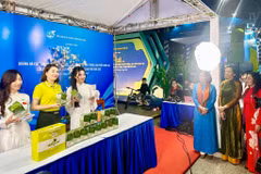 Trinh Kim Thu (second from left), General Director of MD Queens JSC, hosts a livestream session introducing black vine tea products. (Photo: hanoimoi.vn)