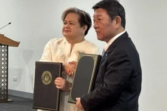 Philippine Secretary of Foreign Affairs Theresa Lazaro (L) and Japanese Foreign Minister Motegi Toshimitsu sign the Acquisition and Cross Servicing Agreement (ACSA) (Photo: pna.gov.ph)