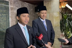 Forestry Minister Raja Juli Antoni (L), accompanied by Deputy Forestry Minister Rohmat Marzuki, delivers statement to journalists in Jakarta, on September 18 (Photo: VNA)