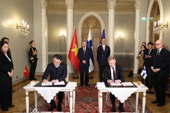 General Secretary of the Communist Party of Vietnam Central Committee To Lam (left, back) and Finnish President Alexander Stubb (right, back) witness the signing of Memoranda of Understanding on bilateral cooperation. (Photo: VNA)